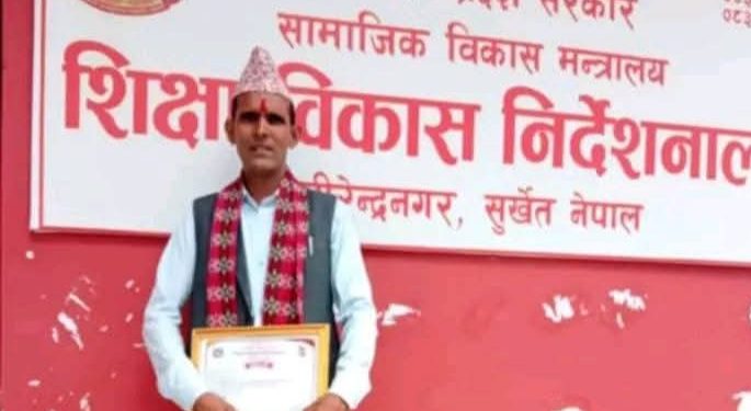 कालिकोट जिल्लाकै उत्कृष्ट शिक्षक बने राम्नाकाेटका उपाध्याय ।